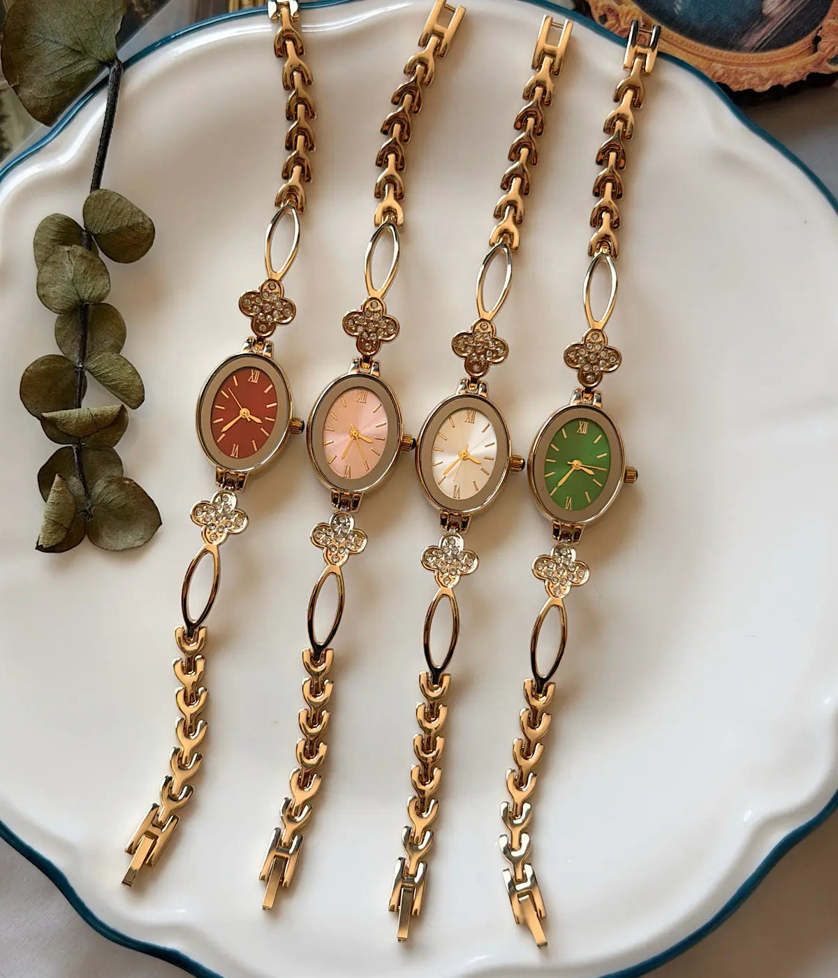 Vintage Clover Detail Fashion Watch