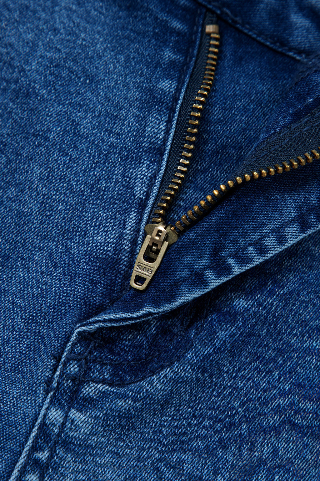 Frayed Cropped Straight Jeans