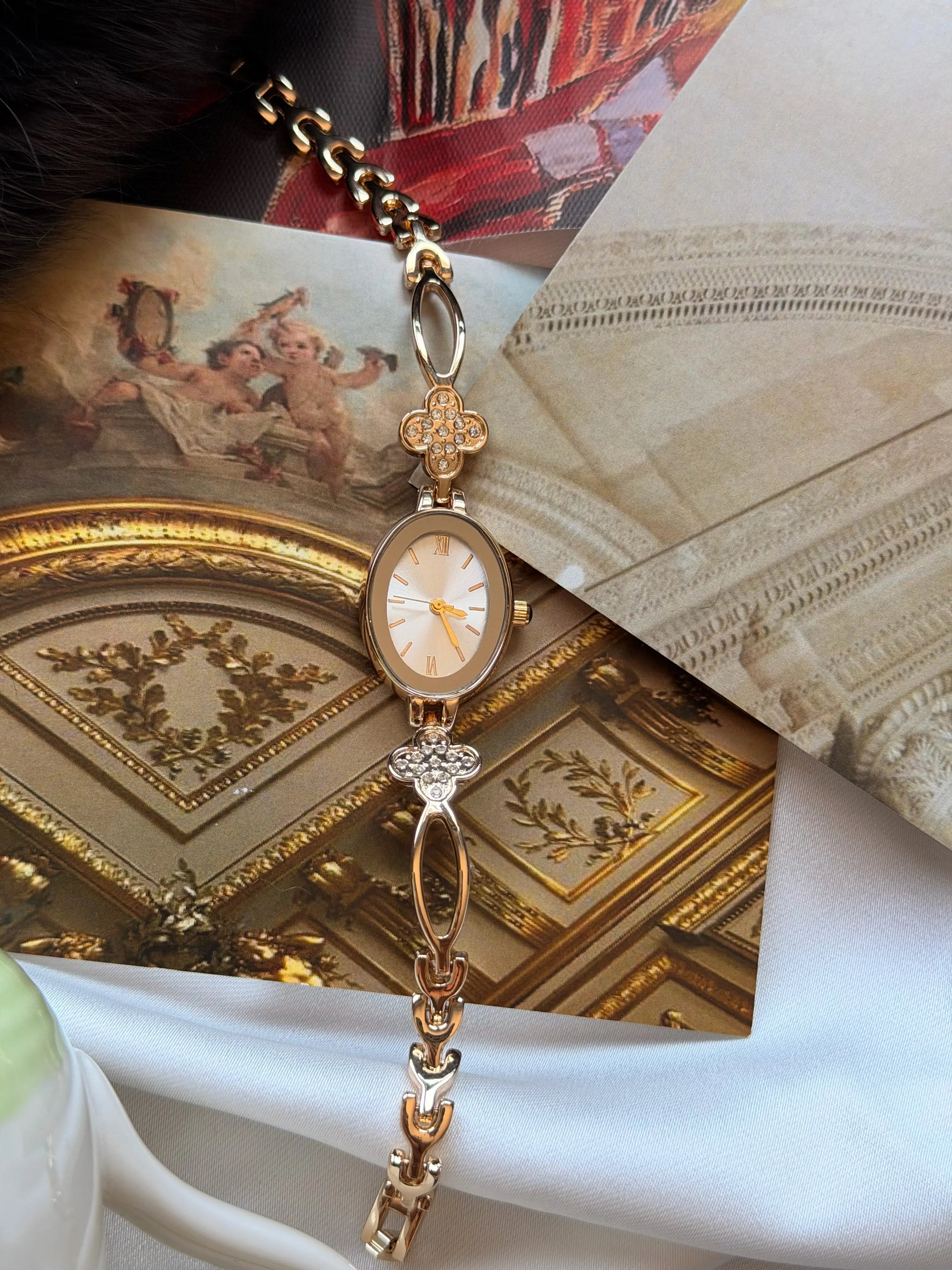 Vintage Clover Detail Fashion Watch