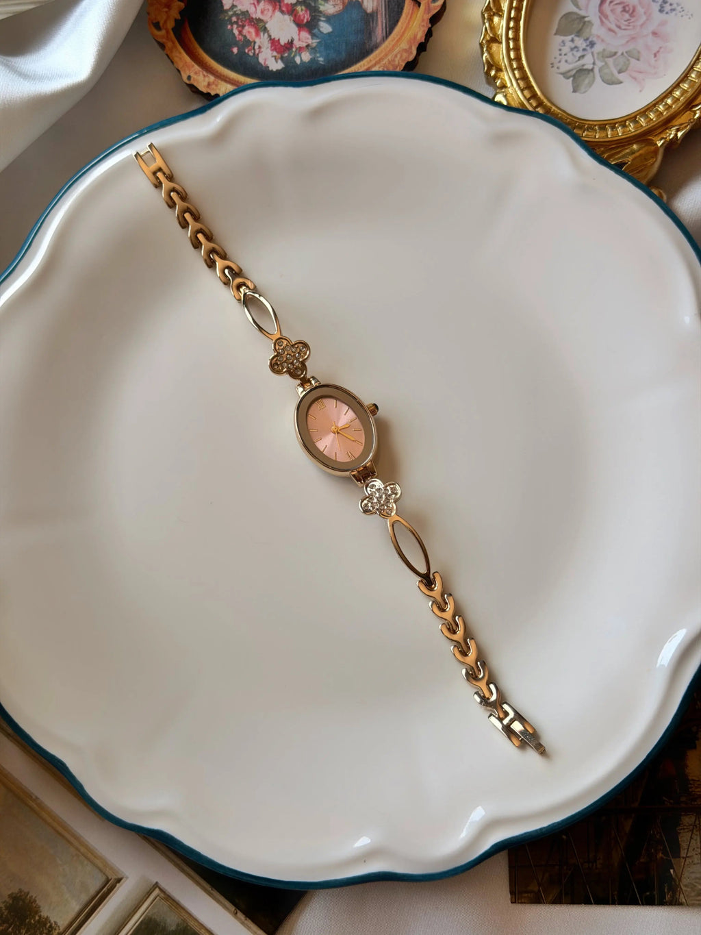 Vintage Clover Detail Fashion Watch
