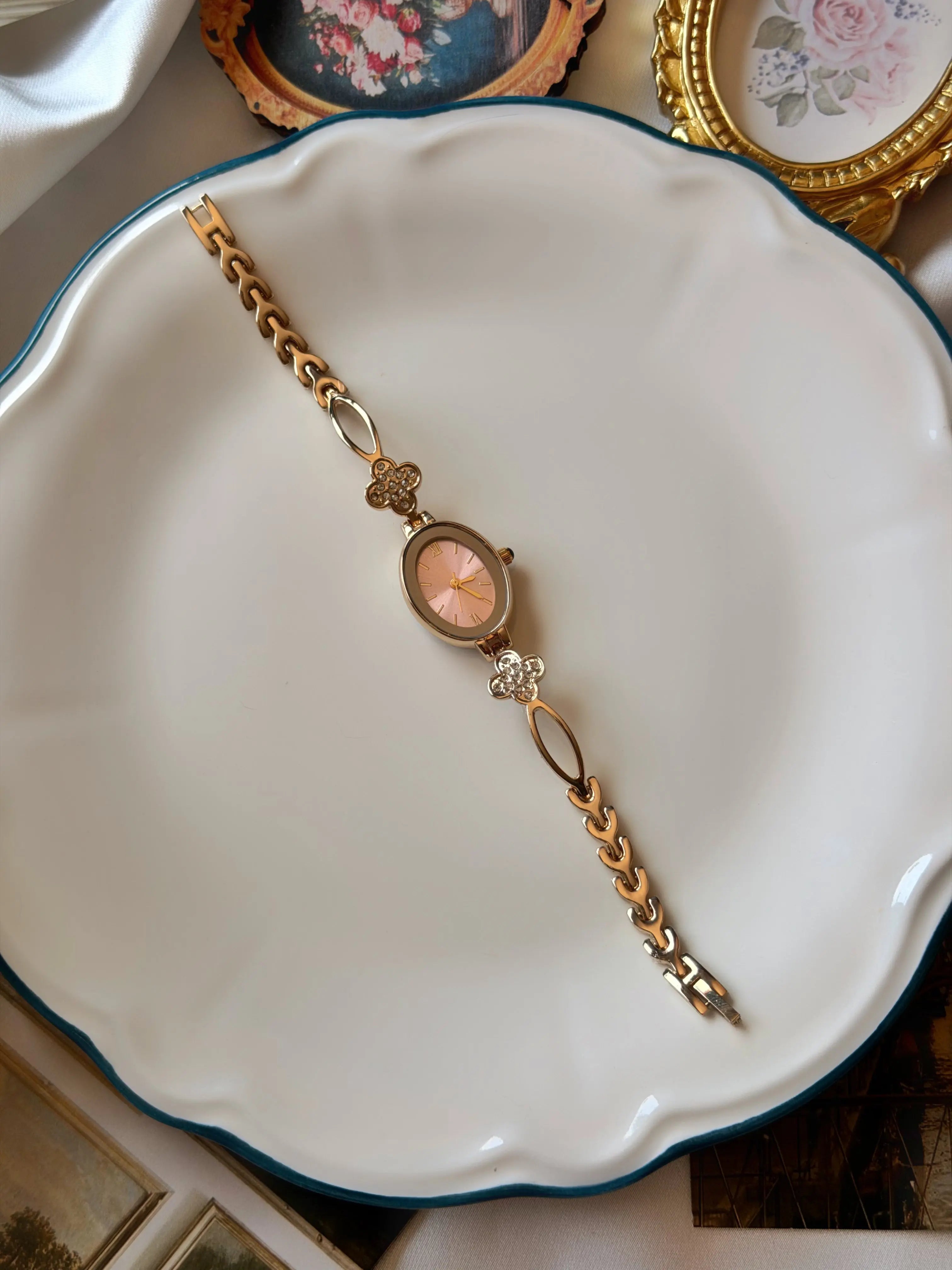 Vintage Clover Detail Fashion Watch