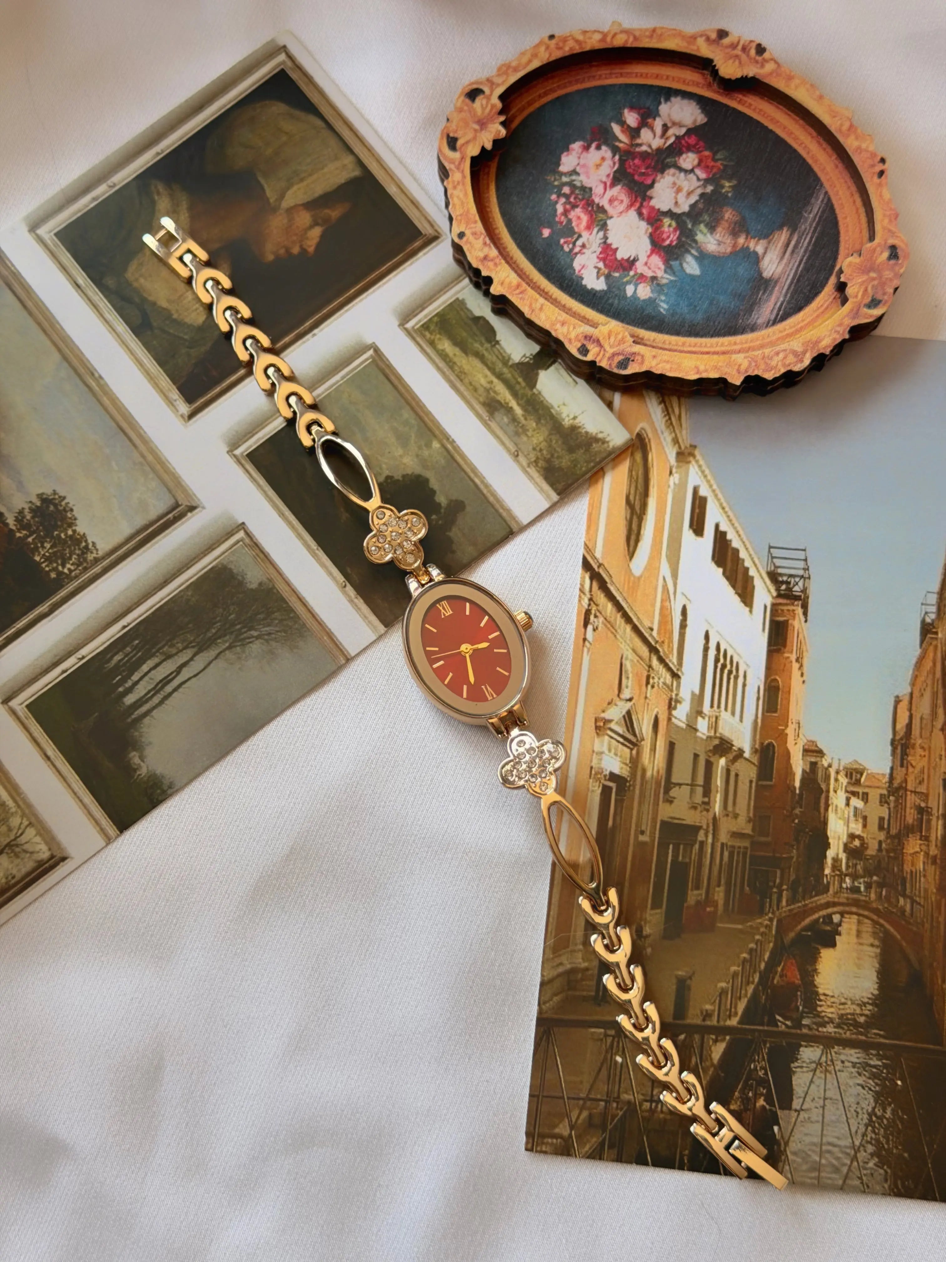 Vintage Clover Detail Fashion Watch