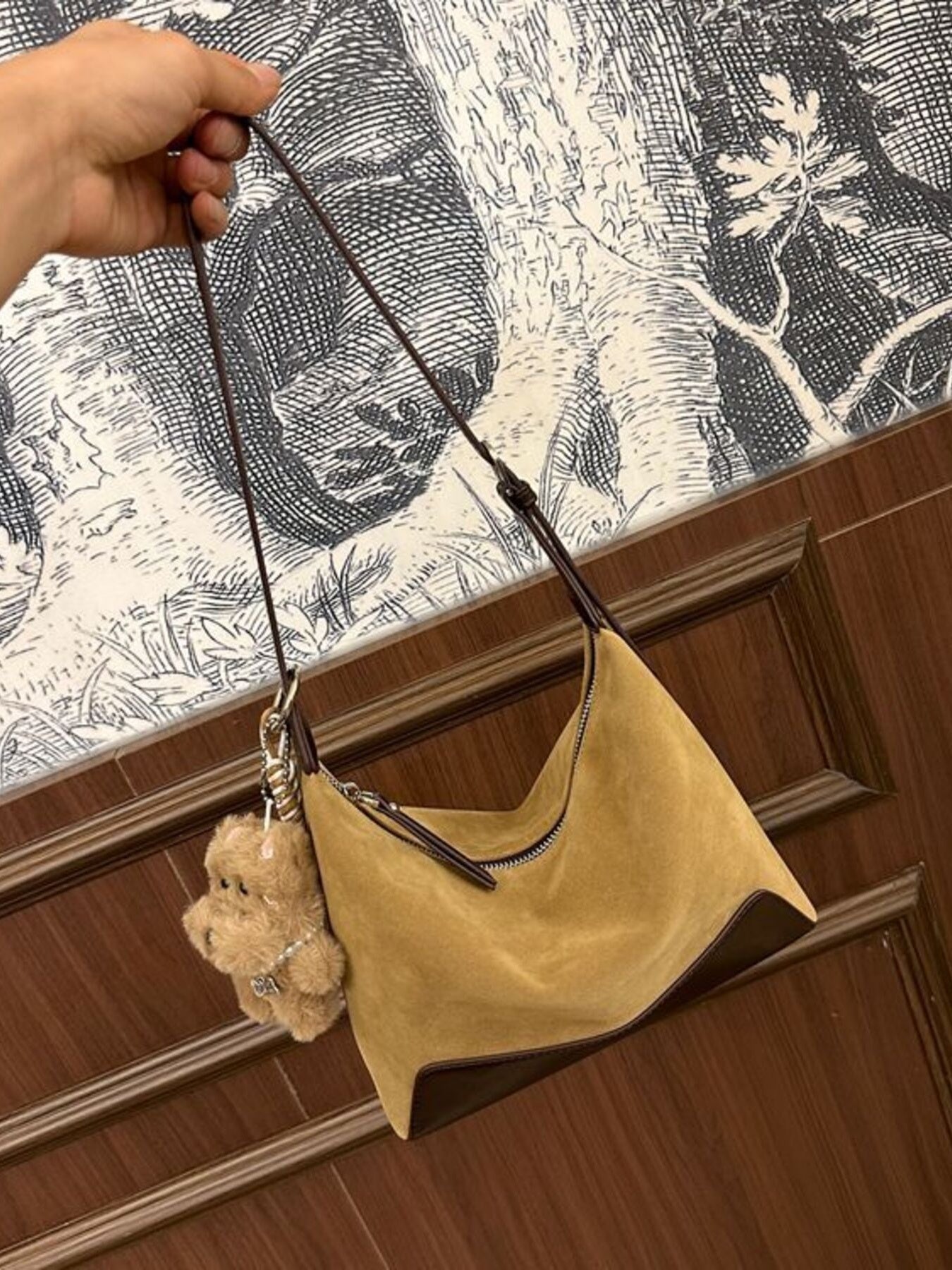 Relaxed Adjustable Strap Crossbody Bag